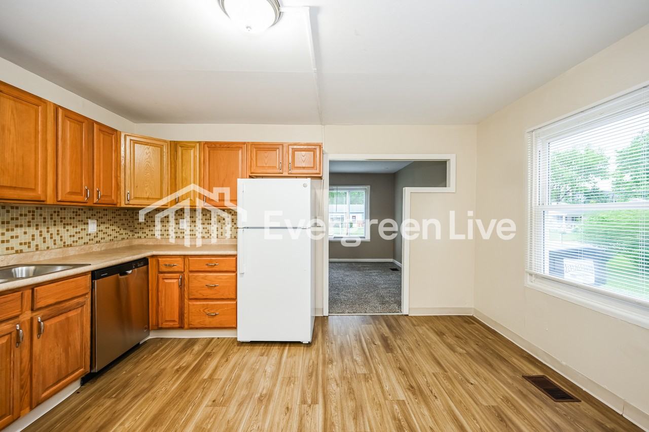 4325 Beechmont Dr - Photo 4 of 15