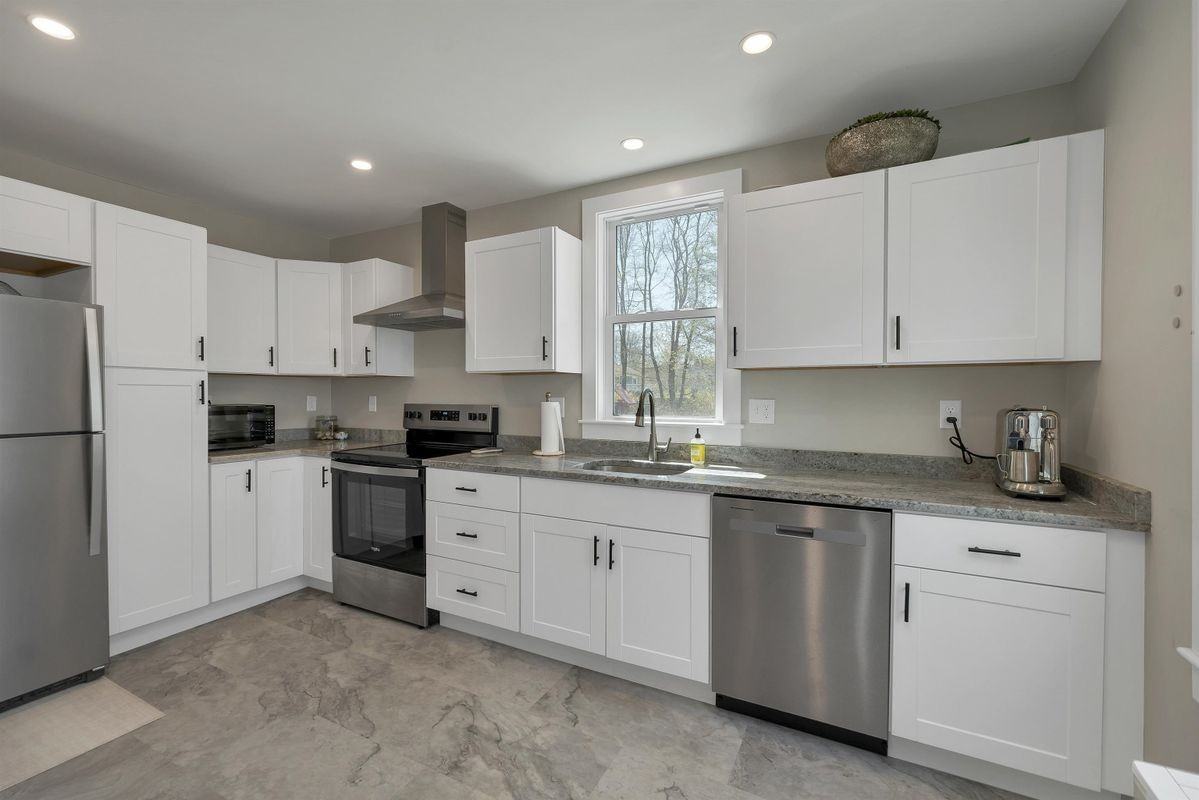 16 Chestnut St - Photo 4 of 31