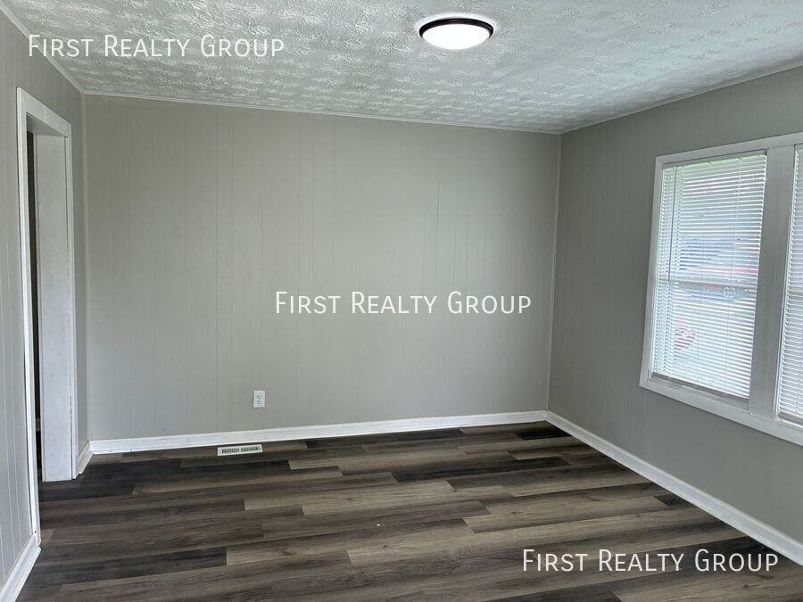 1671 Gummer Ave - Photo 3 of 9