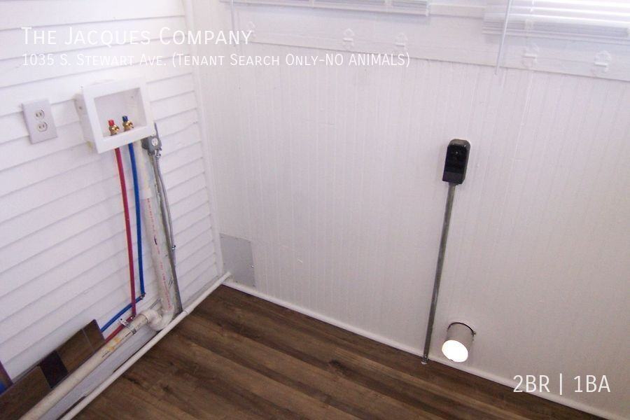 1035 S Stewart Ave - Photo 2 of 9