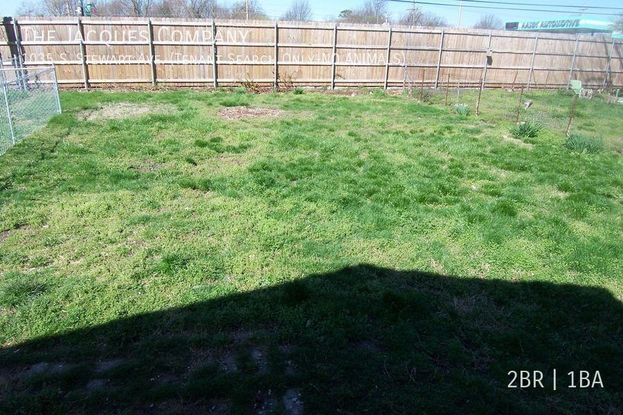 1035 S Stewart Ave - Photo 3 of 9