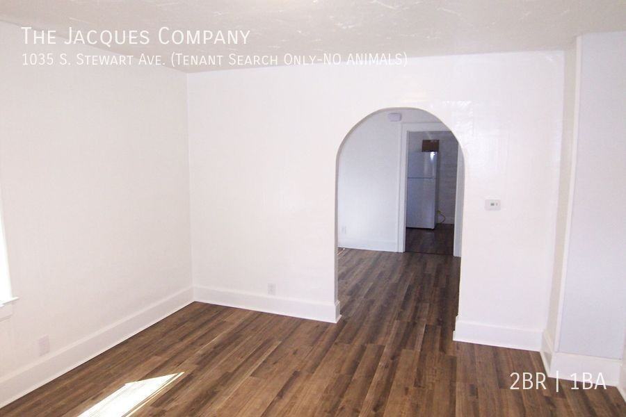 1035 S Stewart Ave - Photo 4 of 9