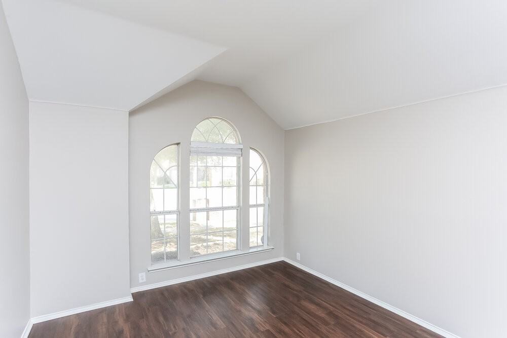 10201 Jessica St - Photo 3 of 16