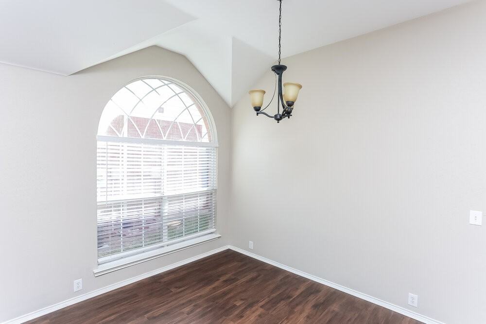 10201 Jessica St - Photo 5 of 16
