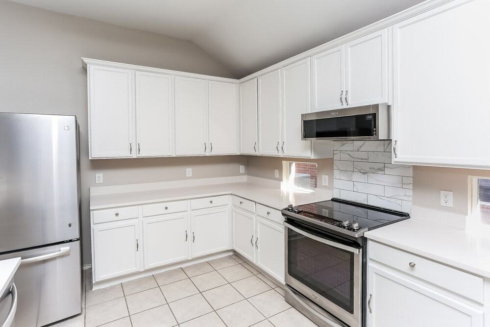 10201 Jessica St - Photo 7 of 16