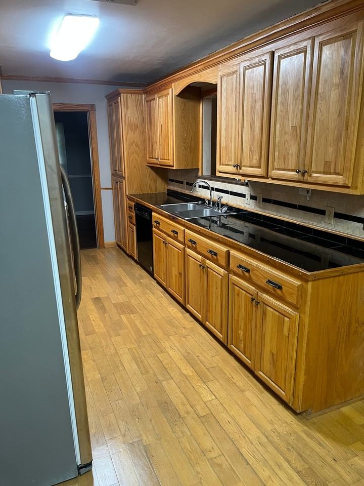 902 Silver Falls Rd - Photo 3 of 9