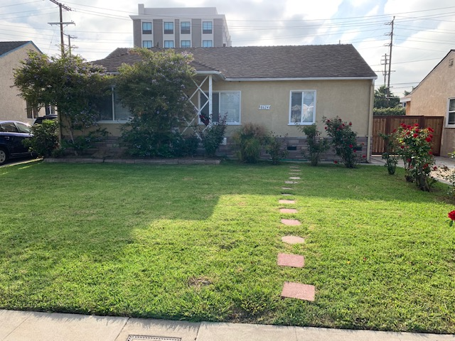 8624 Lilienthal Ave - Photo 2 of 43