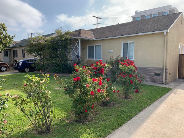 8624 Lilienthal Ave - Photo 4 of 43