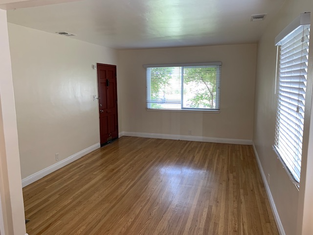 8624 Lilienthal Ave - Photo 6 of 43