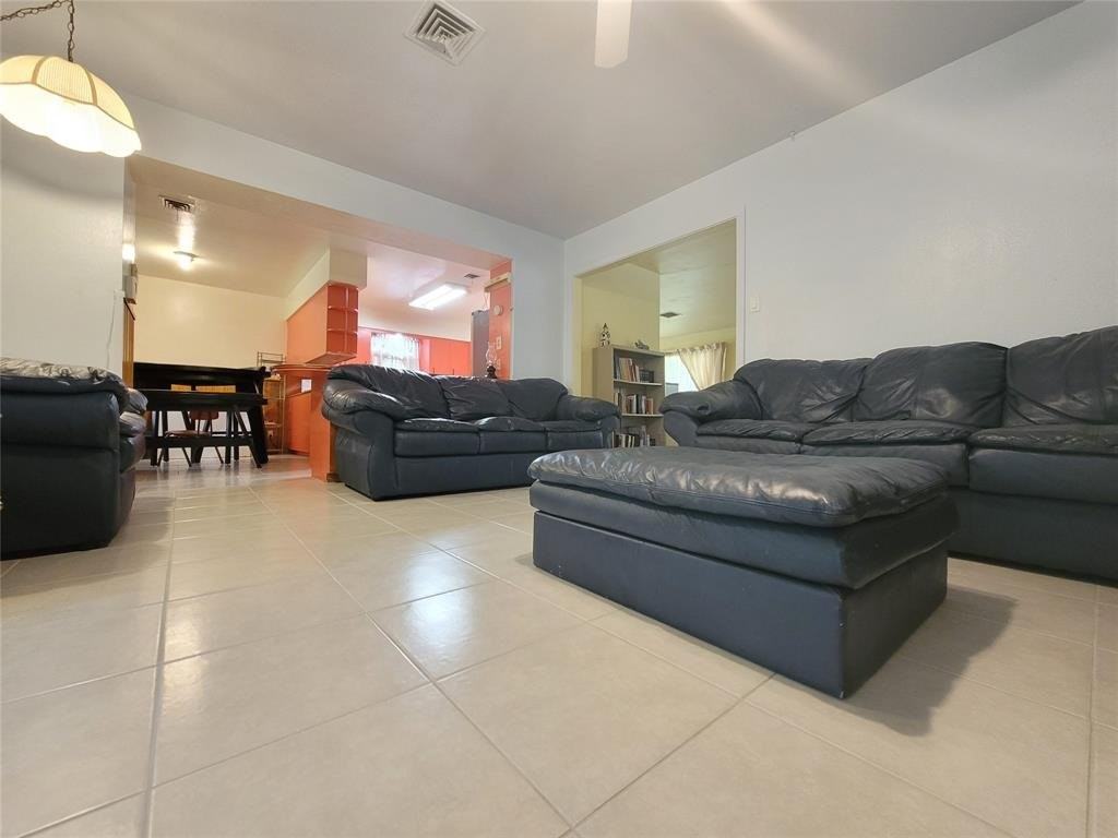 202 Avenue J - Photo 5 of 19
