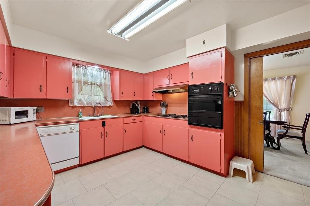 202 Avenue J - Photo 7 of 19
