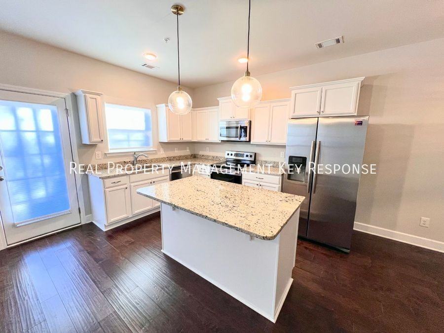 3032 Thornbury Pl - Photo 3 of 14