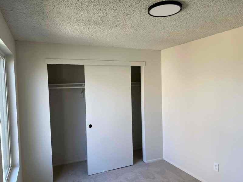 906 Ne Hacienda Ct - Photo 2 of 7