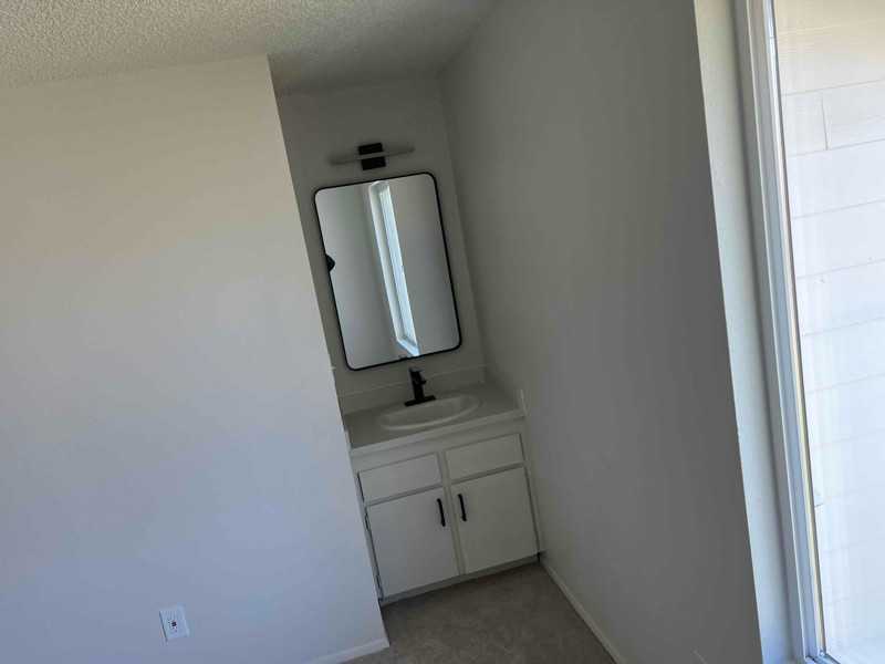 906 Ne Hacienda Ct - Photo 5 of 7