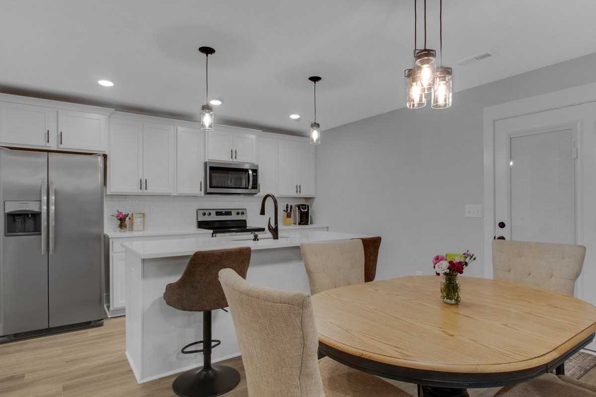 1122 Johnson St - Photo 4 of 17