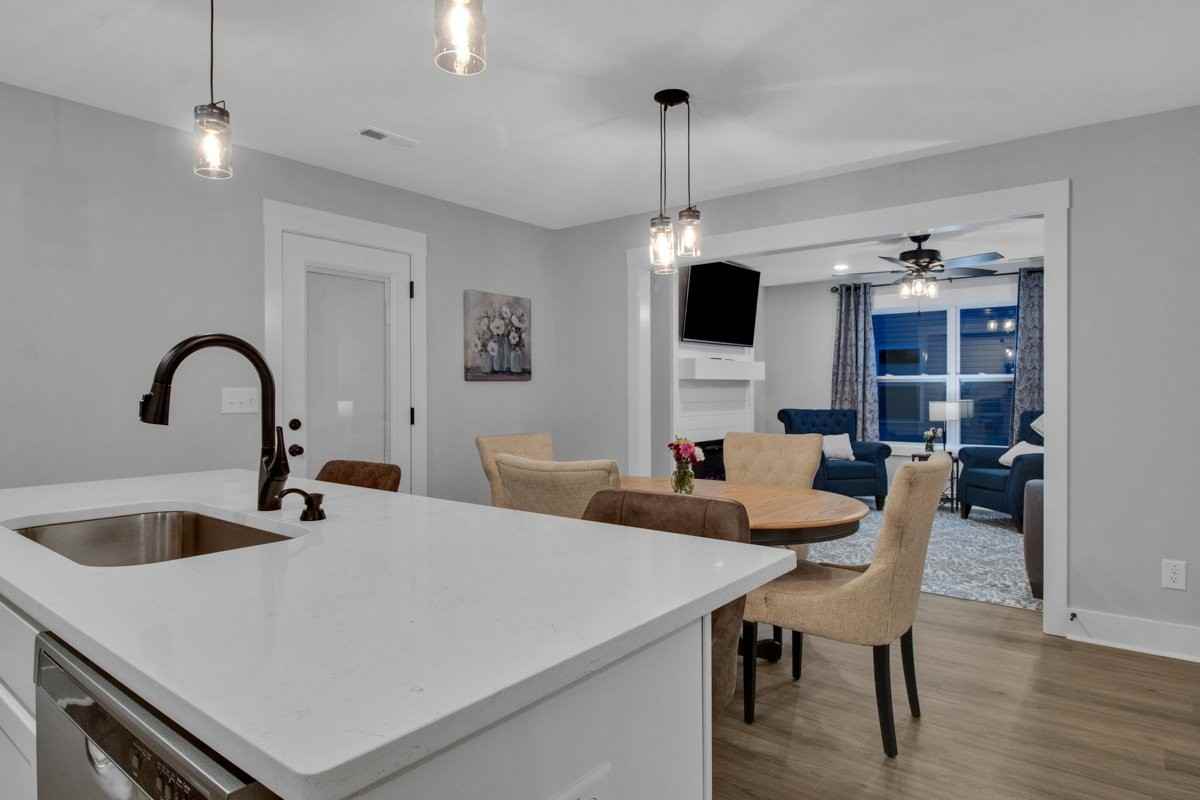 1122 Johnson St - Photo 5 of 17