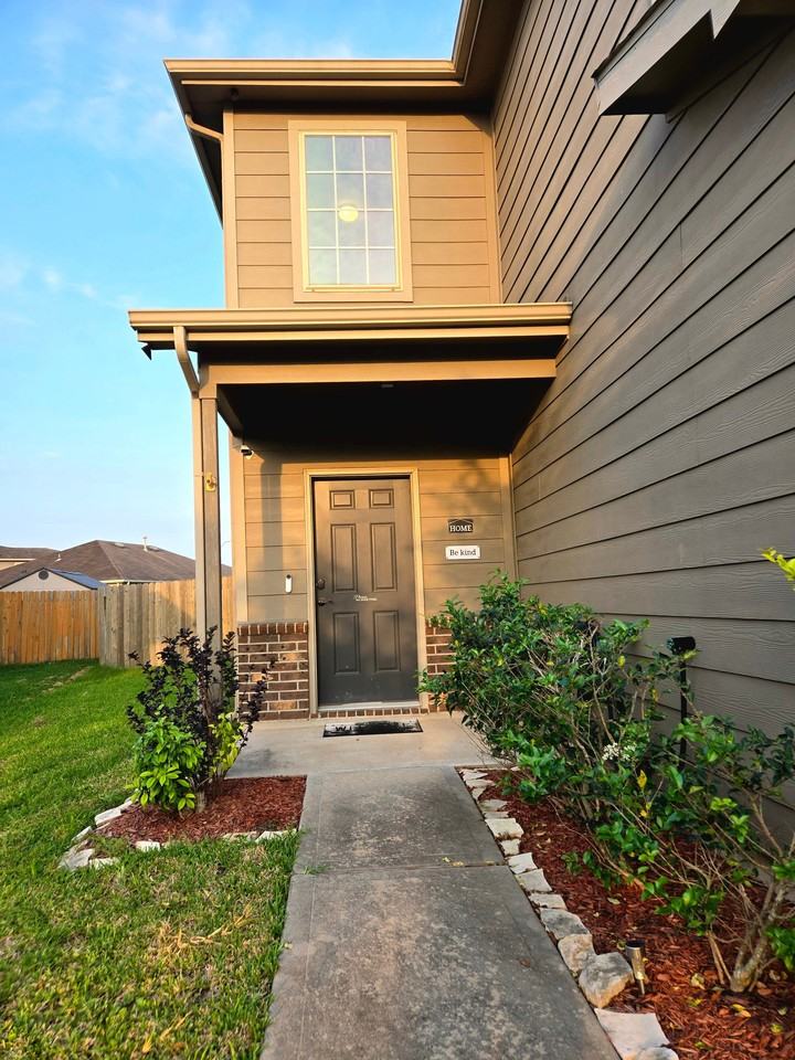 13911 Rock Range Ln - Photo 2 of 22