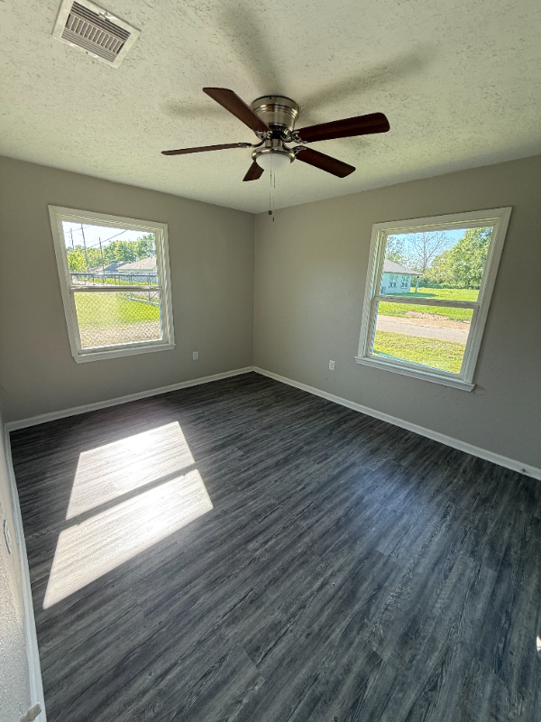 800 E Houston St - Photo 5 of 9