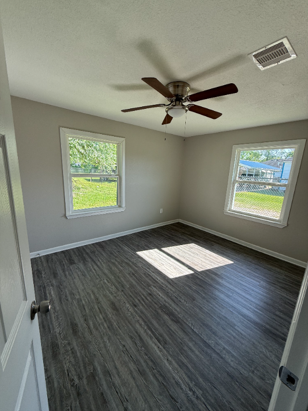 800 E Houston St - Photo 6 of 9