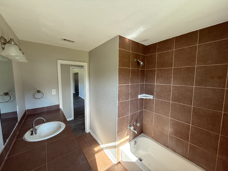 800 E Houston St - Photo 7 of 9