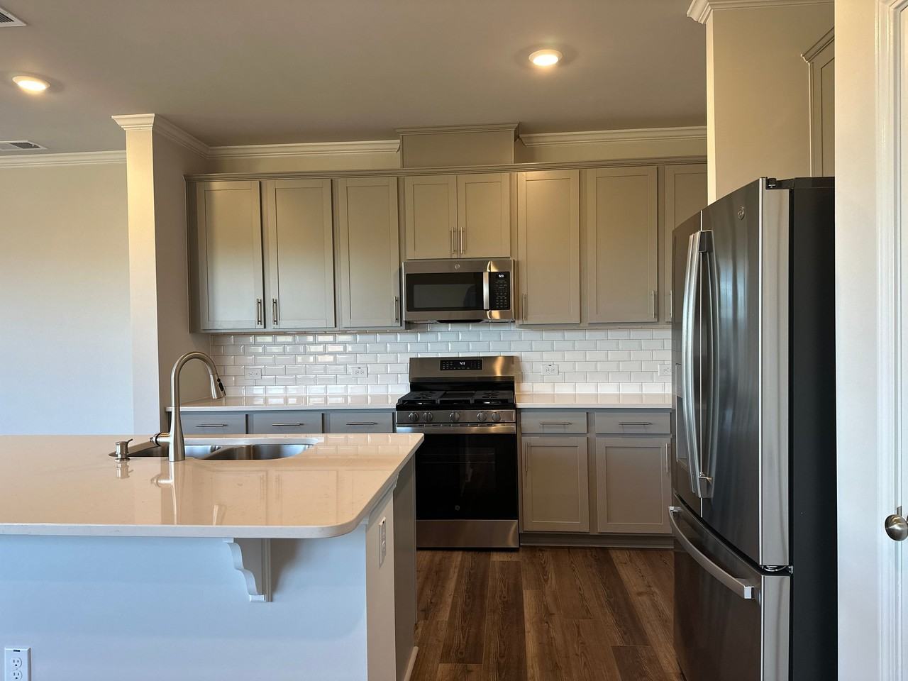 2210 Caen St - Photo 3 of 17