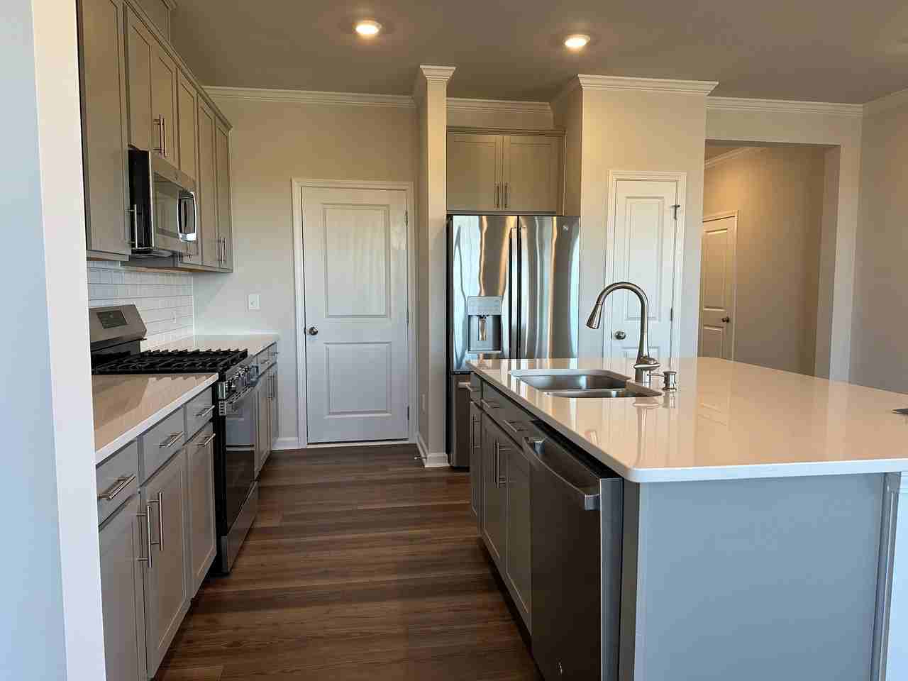 2210 Caen St - Photo 4 of 17