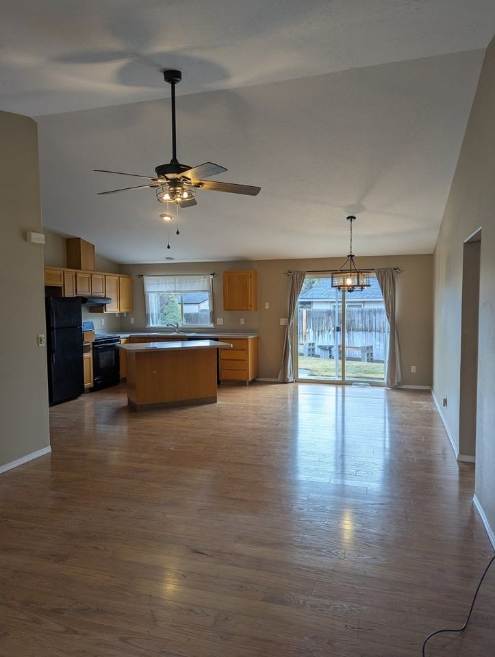 18013 Cross Ct - Photo 2 of 7