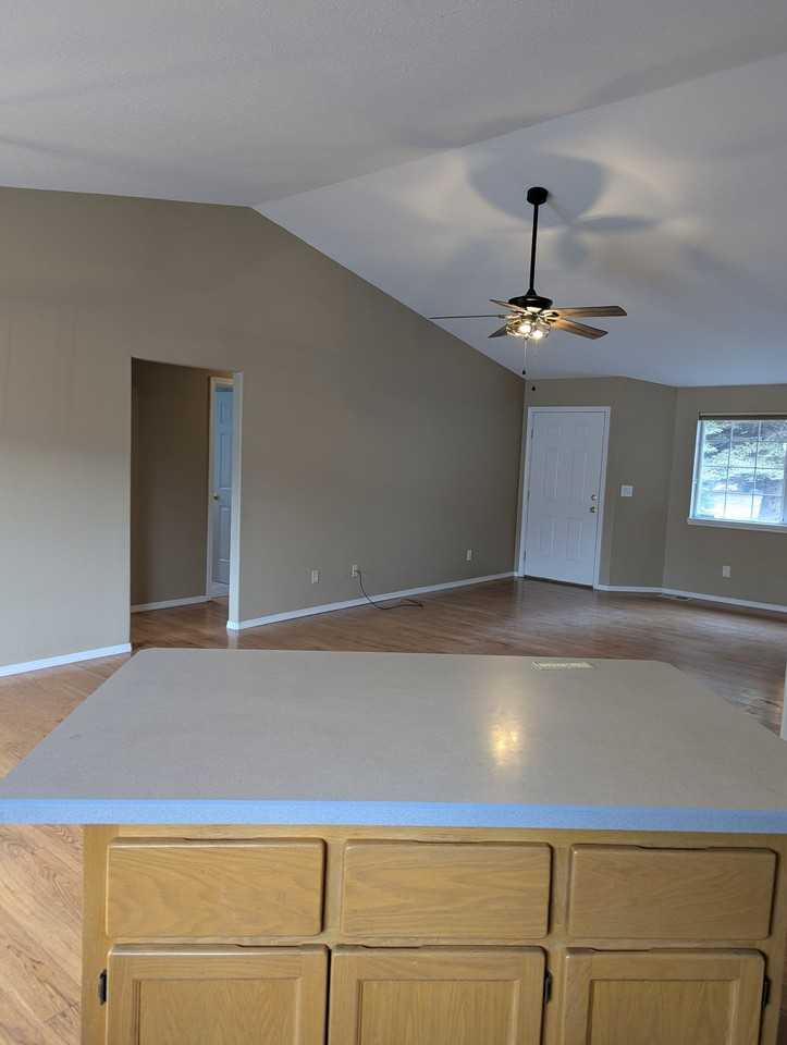 18013 Cross Ct - Photo 3 of 7