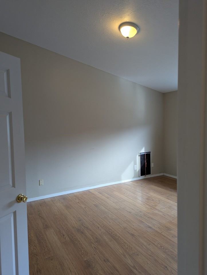 18013 Cross Ct - Photo 4 of 7