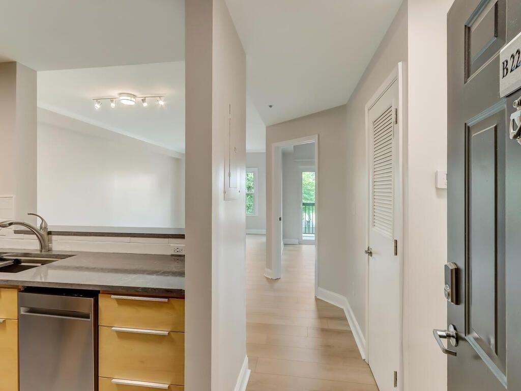 1074 Peachtree Walk Ne #B222 - Photo 7 of 19