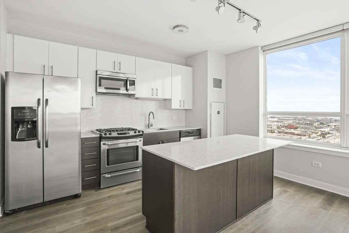769 W Adams St - Photo 3 of 13