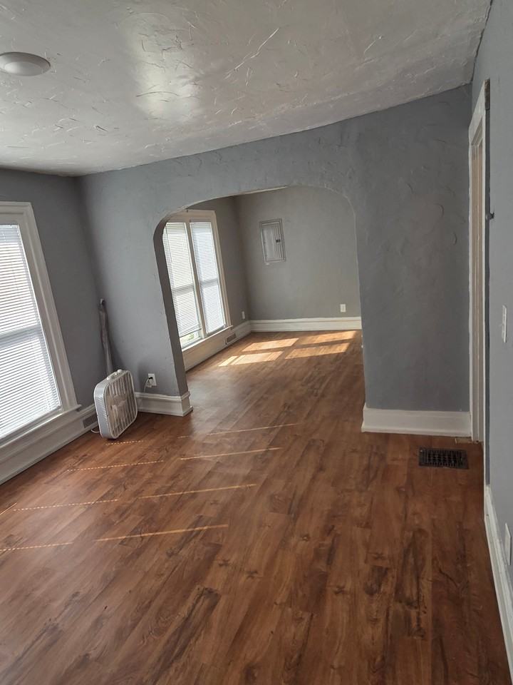524 N Walnut Lansing Mi - Photo 2 of 9