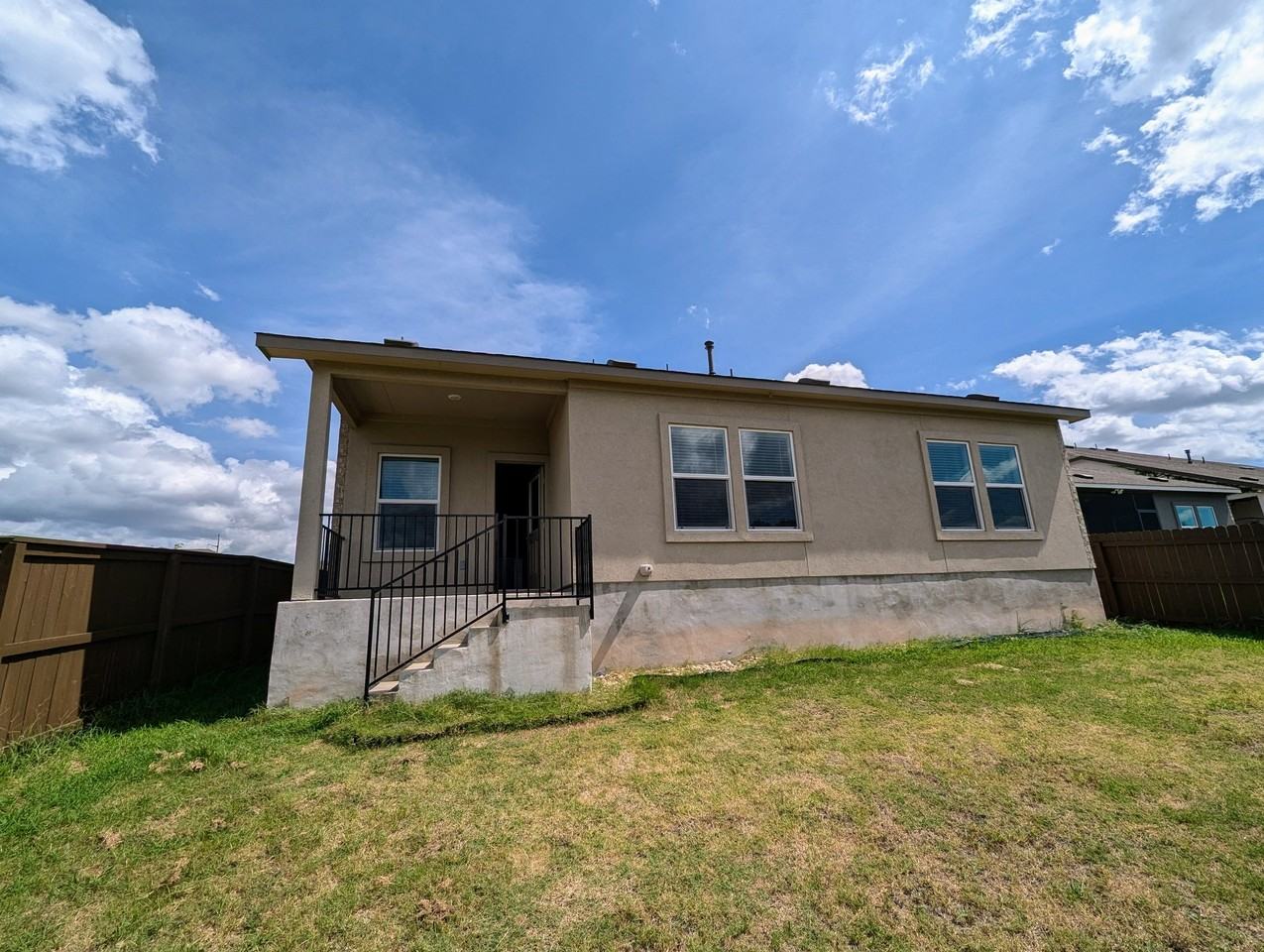 1005 Bluewood Bnd - Photo 4 of 20