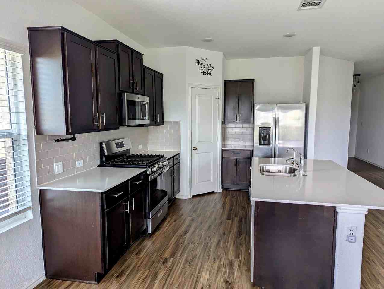 1005 Bluewood Bnd - Photo 5 of 20