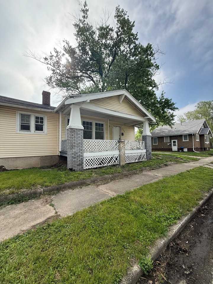 328 N 18th St - Photo 4 of 8