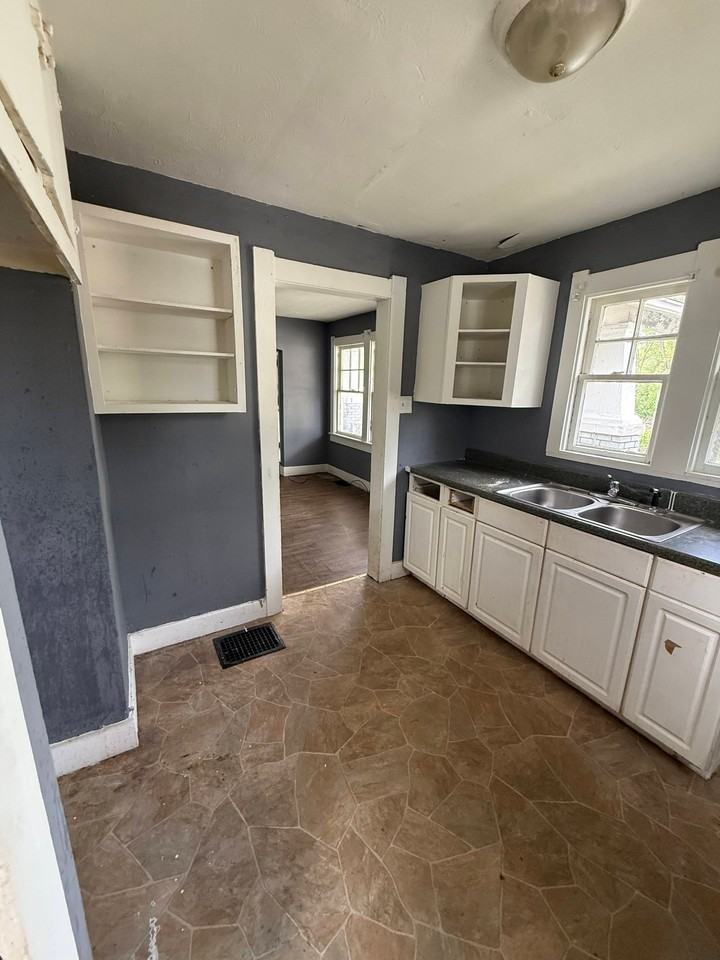 328 N 18th St - Photo 6 of 8