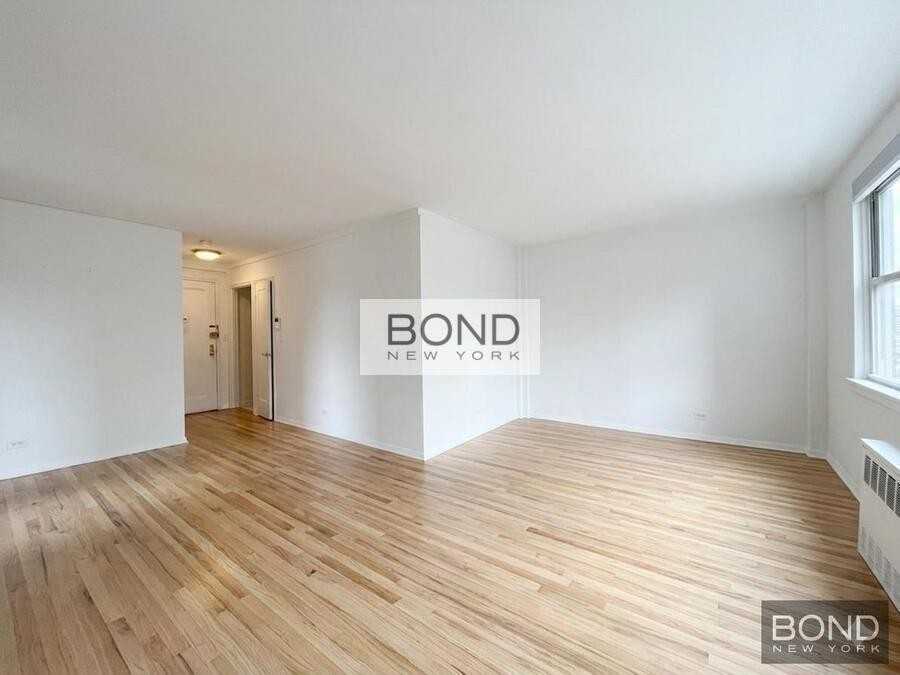 160 E 55th St #8 - Photo 3 of 5
