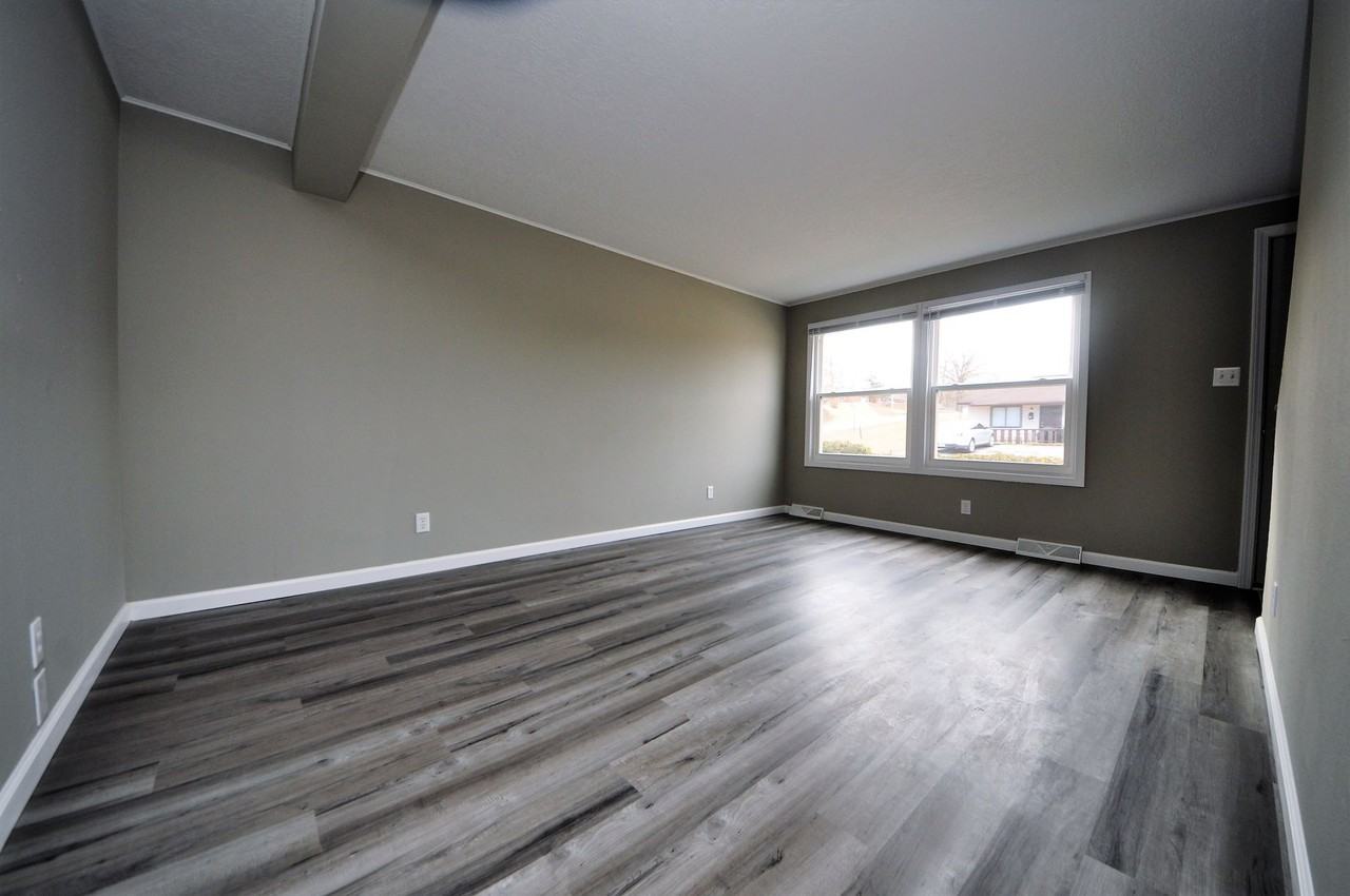 307 Granada Dr - Photo 5 of 33