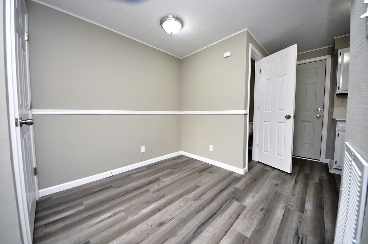 307 Granada Dr - Photo 6 of 33