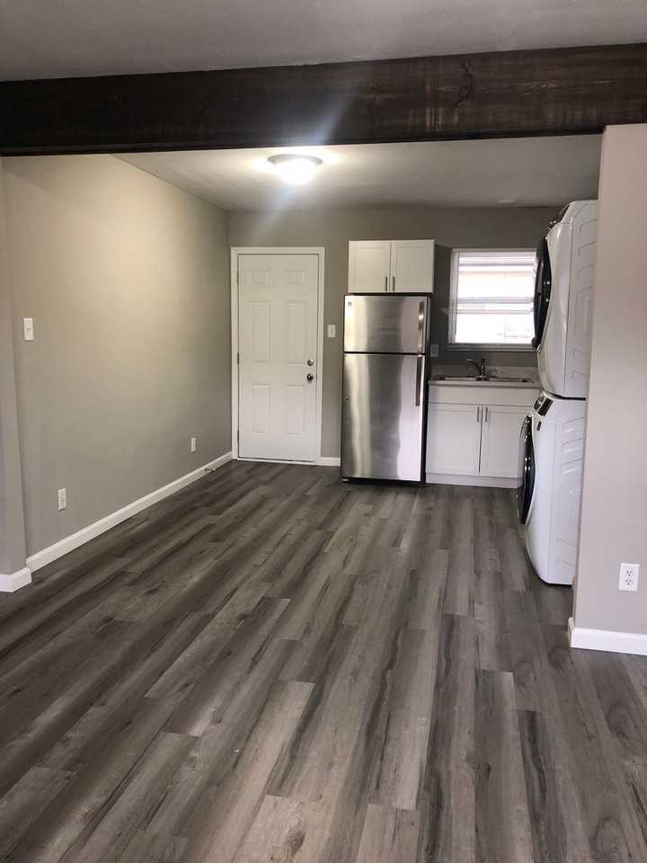 208 John St #B - Photo 5 of 12