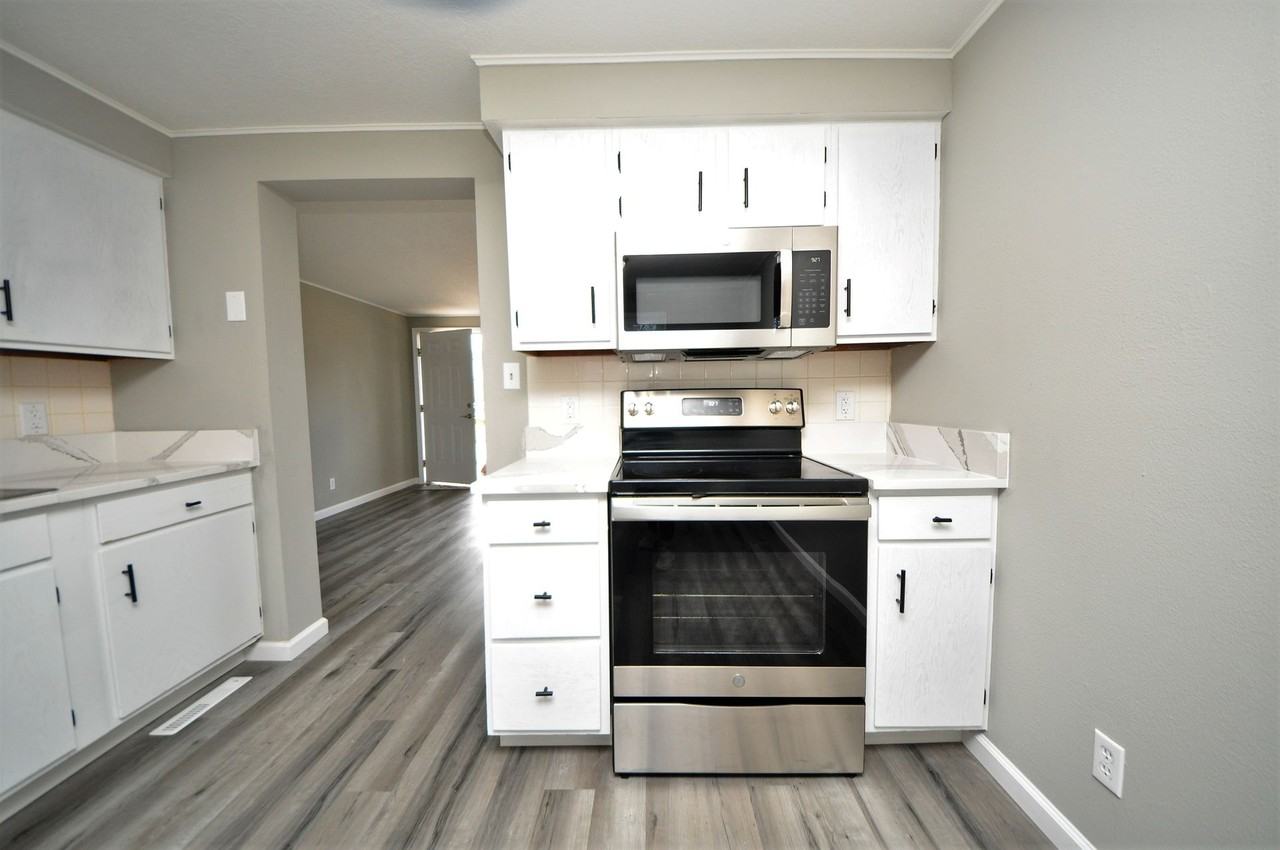 313 Granada Dr - Photo 4 of 50
