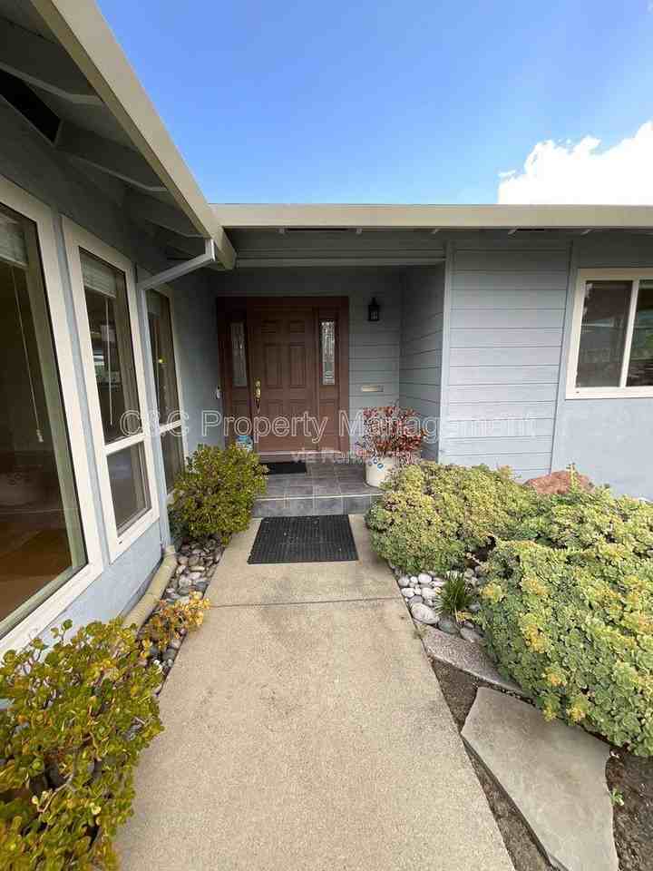 1426 Ormsby Dr - Photo 3 of 10