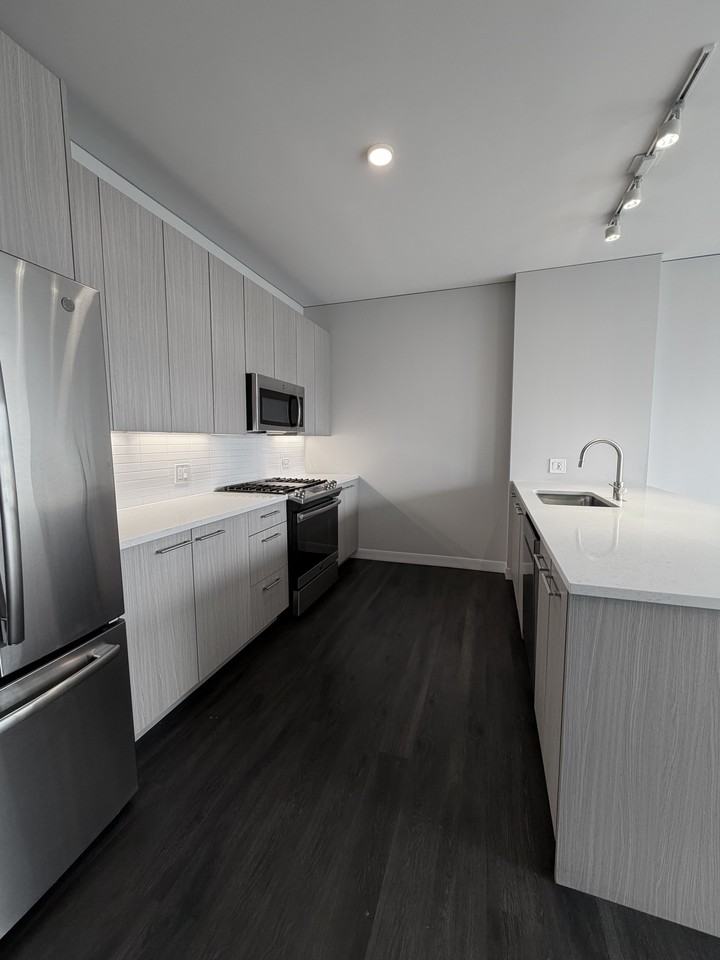 901 W Adams St #1801 - Photo 2 of 9