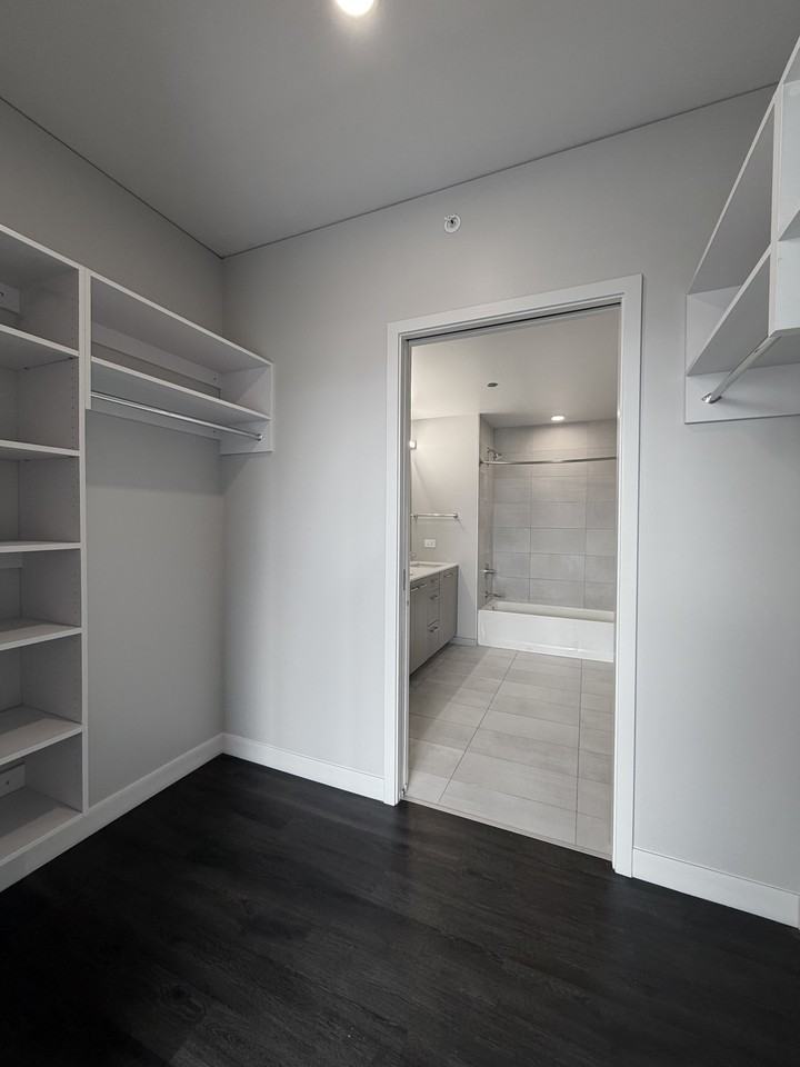 901 W Adams St #1801 - Photo 5 of 9