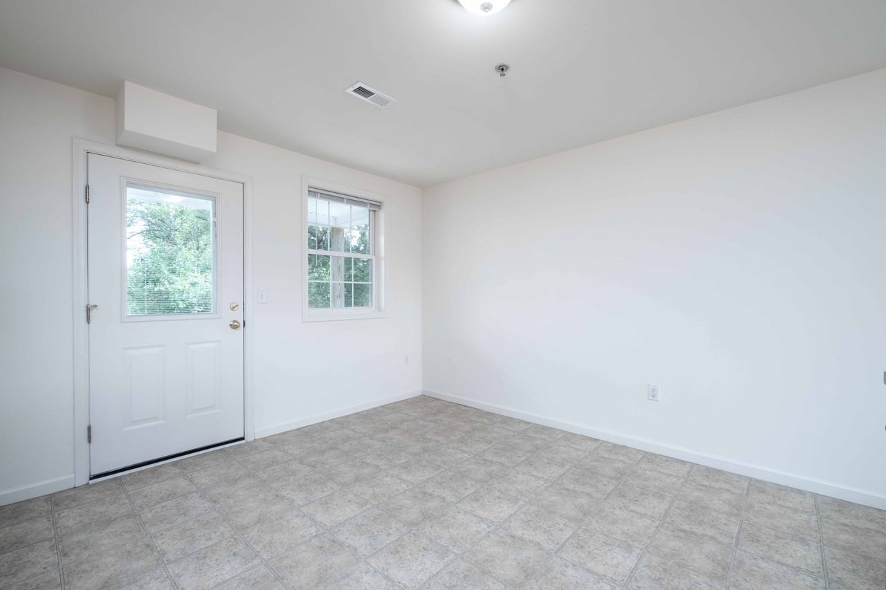 371 College Manor Ave - Photo 3 of 11