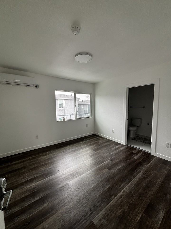 1674 West 36th Street #4 - Photo 3 of 16
