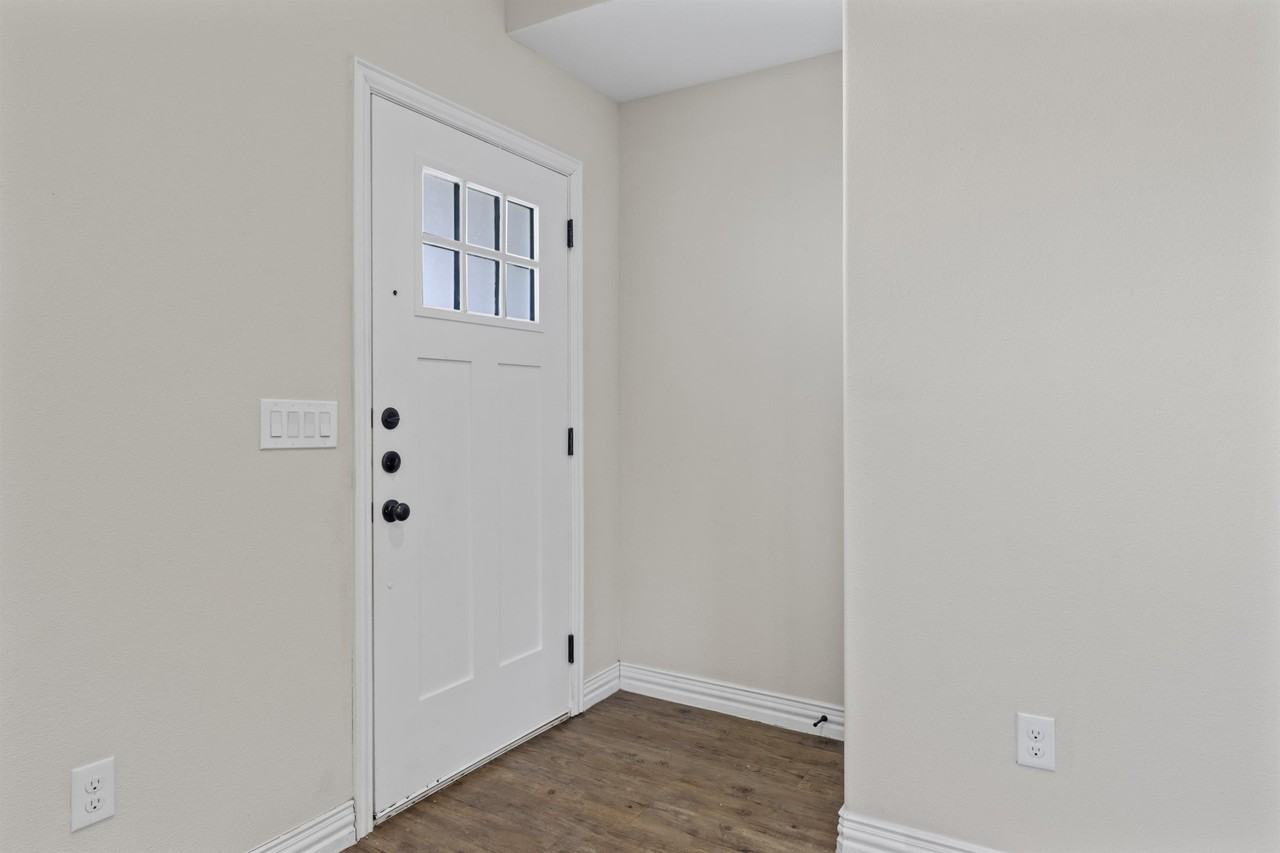 901 N Barrett Ave #1 - Photo 3 of 16