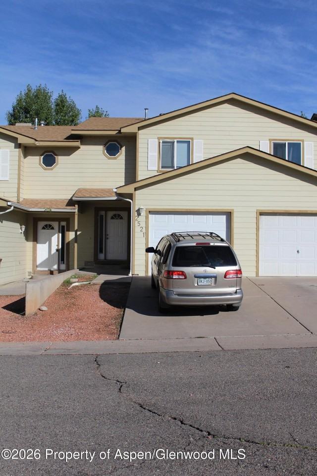 2521 Meadow Cir - Photo 2 of 9