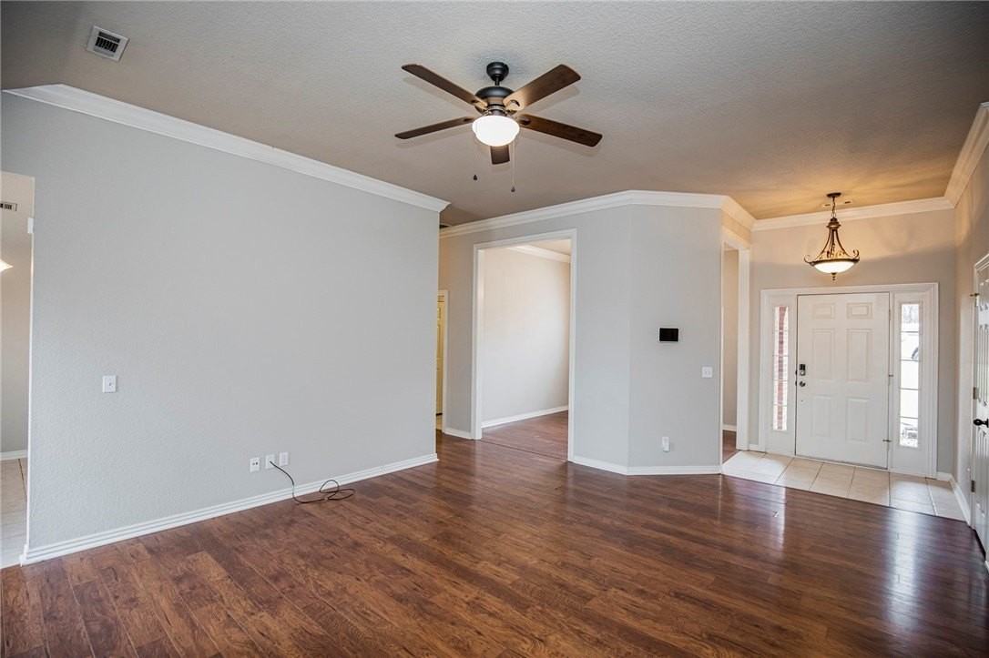 2803 Foxwood Dr - Photo 4 of 33