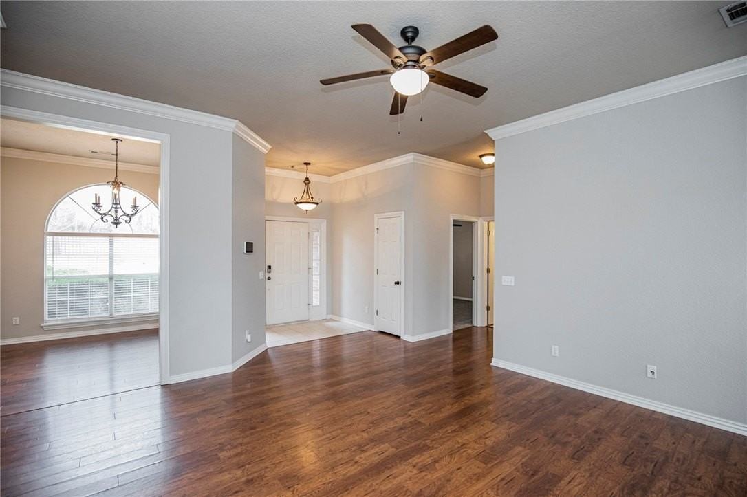 2803 Foxwood Dr - Photo 5 of 33